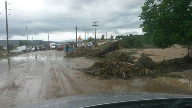 Φωτογραφίες: Ανεμοστρόβιλος στην Ξάνθη – Καταστροφές από βροχή στην Κομοτηνή