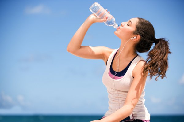 Πόσο νερό πρέπει να πίνετε ανάλογα με το βάρος και την ηλικία σας