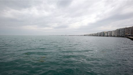 Θεσσαλονίκη: Καθαρές «βουτιές» στον Θερμαϊκό Κόλπο