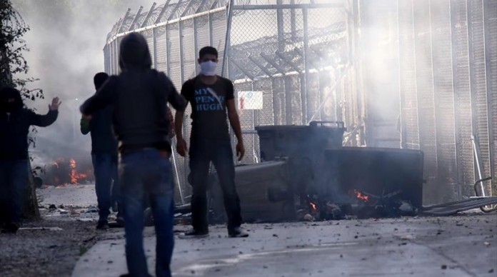 Λέσβος: Εκκενώθηκε το hot spot στη Μόρια λόγω επεισοδίων και πυρκαγιών