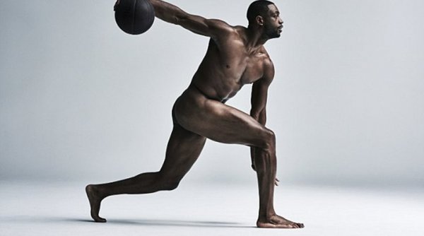 Ο μπασκετμπολίστας που φωτογραφίζεται ολογuμνος και του αρέσει το …πεντικιούρ (φωτό)