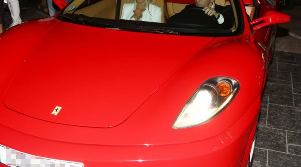 Ποιος πήγε σε club της παραλιακής με το κορίτσι του και τη Ferrari του; (φωτό)