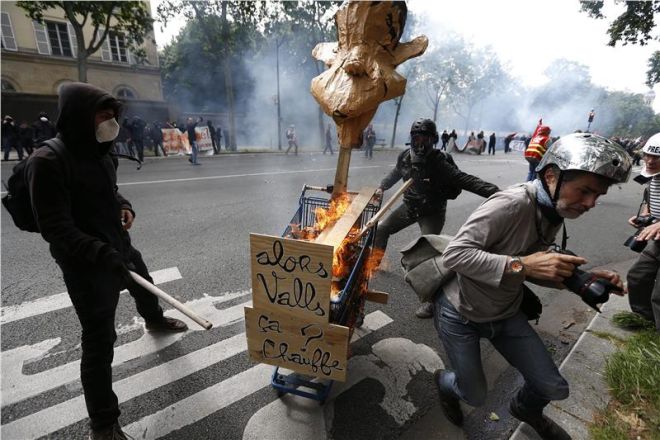 Δεκάδες τραυματίες στις διαδηλώσεις του Παρισιού