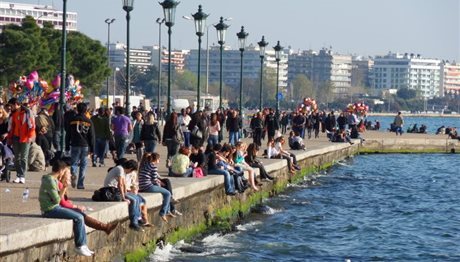 Καιρός στη Θεσσαλονίκη: Χτυπάει «33άρι» και σήμερα το θερμόμετρο
