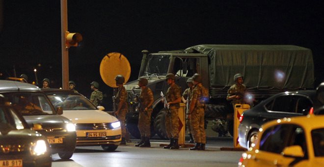Στρατιώτες «άνοιξαν πυρ» εναντίον πολιτών στη γέφυρα του Βοσπόρου