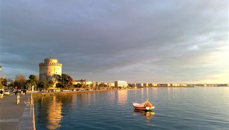 Καιρός στη Θεσσαλονίκη: Μικρή συννεφιά «σπάει» τον καύσωνα