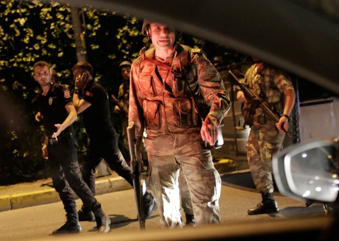 Στρατιωτικοί άνοιξαν πυρ εναντίον πολιτών στην Τουρκία
