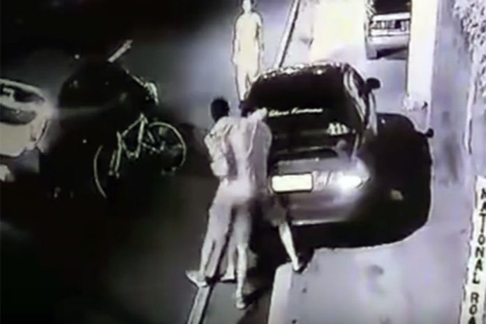 Βίντεο – ΣΟΚ: Οδηγός δολοφονεί εν ψυχρώ ποδηλάτη, στη μέση του δρόμου (ΣΚΛΗΡΕΣ ΕΙΚΟΝΕΣ)