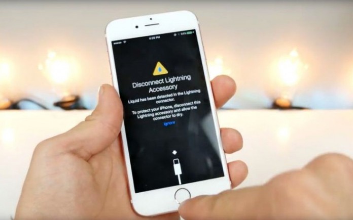 Η νέα ρύθμιση του iPhone που θα προειδοποιεί τους χρήστες για υγρασία
