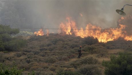 Μεγάλη πυρκαγιά καίει τα Μαστοχοχώρια στη Χίο (video)
