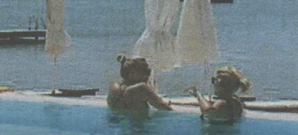 Οι διακοπές χλιδής της Κωνσταντίνας Σπυροπούλου στο Πόρτο Χέλι και το σούσι δίπλα στην πισίνα (φωτό)