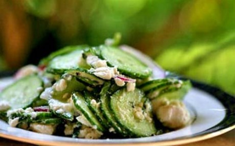 Συνταγή για σαλάτα με αγγούρι, φέτα και μέντα