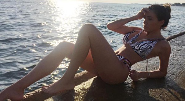 Η Όλγα Φαρμάκη σε συγκλονιστικά σeξι πόζες στην παραλία