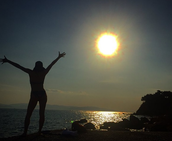 Η καλοκαιρινή φώτο της Σμαράγδας Καρύδη: Ποζάρει με μαγιό και φόντο το ηλιοβασίλεμα (φωτό)