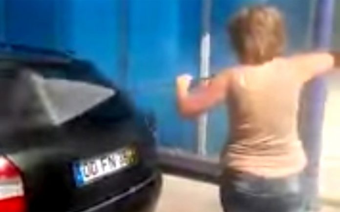 Τα έκανε… μούσκεμα όταν πήγε να πλύνει «μέσα – έξω» το αμάξι της (video)