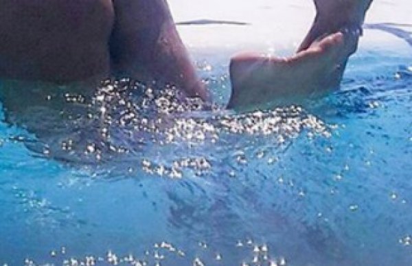Η κaυτή φωτογραφία γνωστής Ελληνίδας στην πισίνα (φωτό)