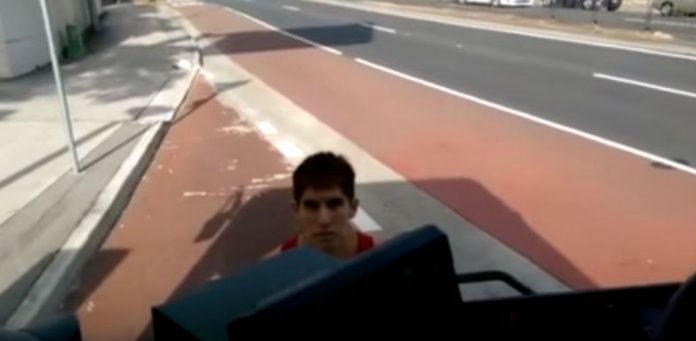 Η τρέλα δεν πάει στα βουνά – Δείτε πως αυτός ο άνδρας έσπασε ένα λεωφορείο! (video)