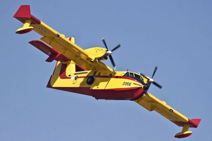 Πυροσβεστικό αεροσκάφος συνέλεξε κατά λάθος ομάδα ηλικιωμένων από τη θάλασσα στην Λούτσα!