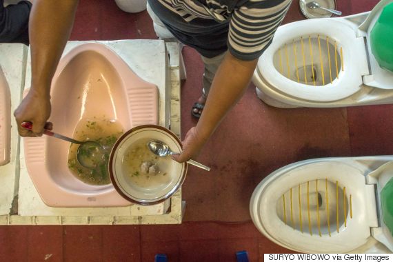 Εστιατόριο στην Ινδονησία μετέτρεψε τουαλέτα σε…κουζίνα! (ΦΩΤΟ)