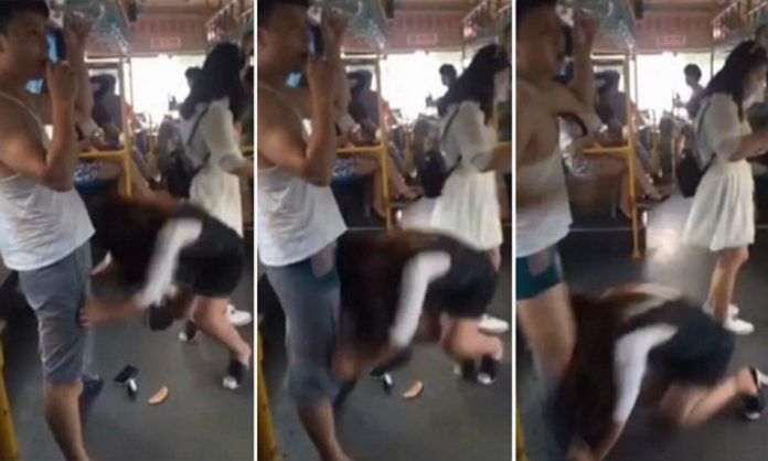 Η αμήχανη στιγμή που αυτή η γυναίκα κατέβασε το παντελόνι ενός άνδρα μέσα σε λεωφορείο! (video)