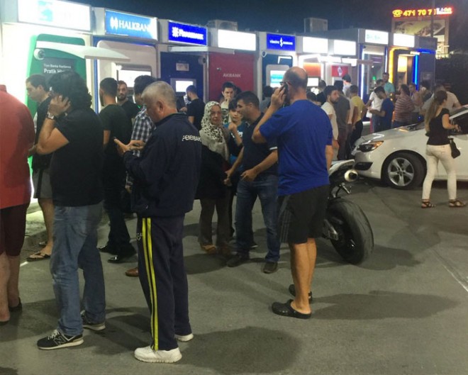Πολίτες συρρέουν στα ΑΤΜ και τα πρατήρια βενζίνης στην Τουρκία