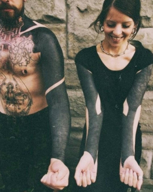 Blackout Tattoo: Αυτή είναι η νέα, τολμηρή τάση στα τατουάζ (εικόνες)