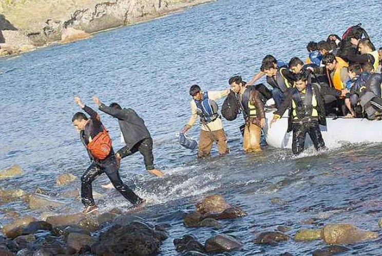 Η Τουρκία απειλεί: Θα στείλει χιλιάδες πρόσφυγες στα ελληνικά νησιά