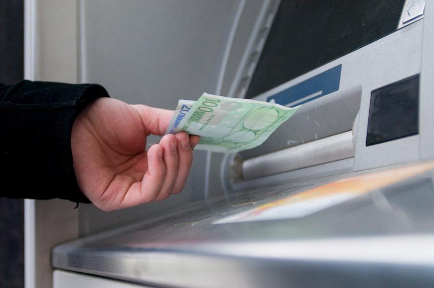 Ιός αναγκάζει τα ATM να «φτύνουν» λεφτά που έχουν μέσα