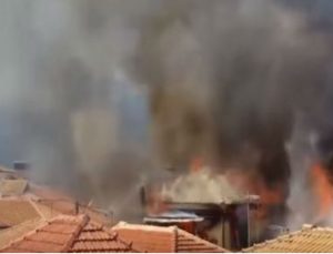 Συναγερμός στη Λευκάδα: Καίγονται σπίτια στο κέντρο της πόλης! (video)