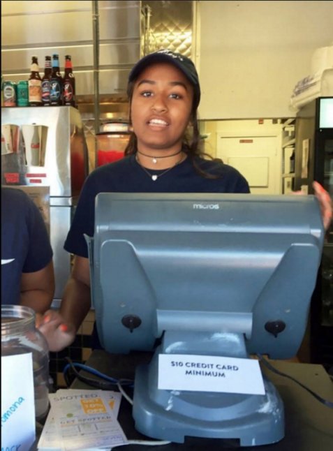 Η μικρή κόρη του Ομπάμα έπιασε δουλειά ως σερβιτόρα και κάνει τον γύρο του διαδικτύου