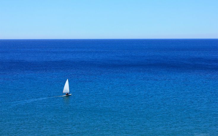 Γιατί η θάλασσα έχει χρώμα ενώ το νερό είναι διάφανο;