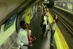 Τρένο – φάντασμα φτάνει στο μετρό και αφήνει άναυδους τους επιβάτες. Δείτε το βίντεο και θα καταλάβετε τι είχε συμβεί!