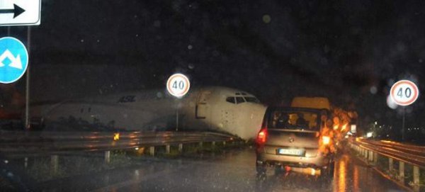 Αεροπλάνο βγήκε από το διάδρομο προσγείωσης και κατέληξε σε… δρόμο! (ΦΩΤΟ)