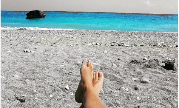 Η Μίρκα Παπακωνσταντίνου κάνει βουτιές σε παραλία της Εύβοιας-Δείτε με ποιον (ΦΩΤΟ)