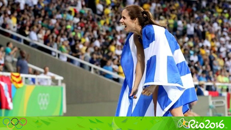 H Κατερίνα Στεφανίδη σημαιοφόρος της Ελλάδας στην τελετή λήξης των Ολυμπιακών Αγώνων