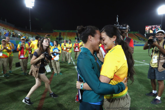 Αθλήτρια του ράγκμπι αρραβωνιάστηκε με την σύντροφό της μέσα στο γήπεδο του Ρίο(ΦΩΤΟ)