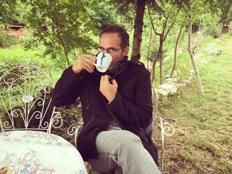 Ποιος Έλληνας ηθοποιός πίνει με παλτό τον … καυτό καφέ του γιατί τουρτουρίζει; (φωτό)