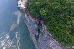 Coiling Dragon Cliff: Ο γυάλινος διάδρομος που κόβει την ανάσα (εικόνες)