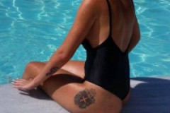 Σέξι Σερραία αναστατώνει με μαύρο ολόσωμο μαγιό σε πισίνα της Θεσσαλονίκης (φωτο)