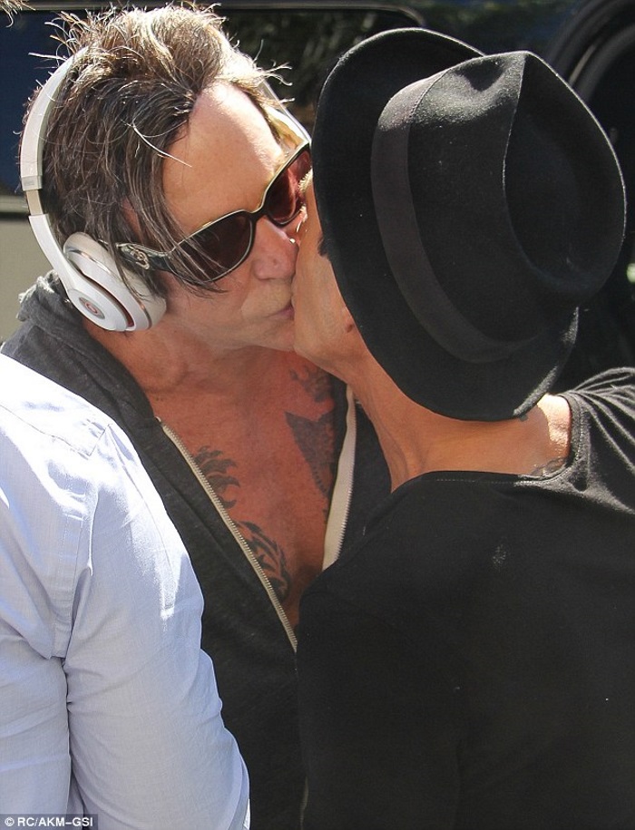 Ηθοποιός φίλησε στο στόμα τον κομμωτή του στην μέση του δρόμου (φωτό)