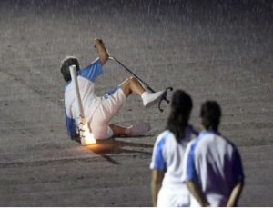 Συγκλονιστικό: Παραολυμπιονίκης έπεσε, σηκώθηκε και αποθεώθηκε απ’ όλο το γήπεδο! (PHOTOS+VIDEO)
