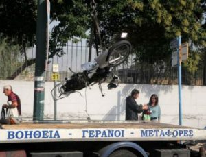 Μια νεκρή και έξι και τραυματίες στο κέντρο της Αθήνας: Περίμεναν στην στάση και τους παρέσυρε μηχανή που έκανε σούζες! (photos)