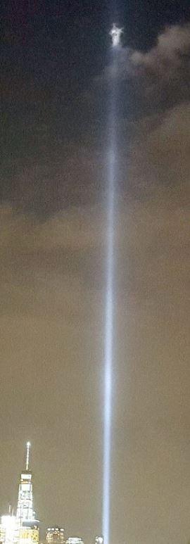 Πανικός στο ίντερνετ. »Άγγελος» αιωρείται πάνω από τη Ν. Υόρκη στις εκδηλώσεις μνήμης της 11ης Σεπτεμβρίου(ΕΙΚΟΝΑ)