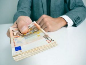 Κοινωνικό Εισόδημα Αλληλεγγύης: Ποιοι δικαιούνται από σήμερα 400 ευρώ τον μήνα;