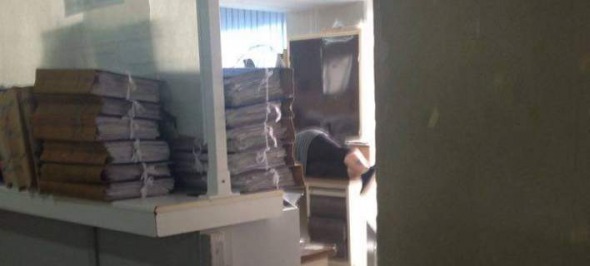 Υπάλληλος κοιμήθηκε στην εφορία Καλαμαριάς και έγινε viral (εικόνα)