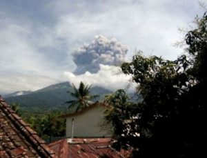 Ξύπνησε ηφαίστειο στην Ινδονησία: Αγνοούνται 389 τουρίστες!