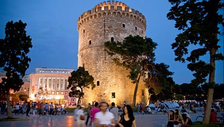 Θεσσαλονίκη: Σήμερα ο Λευκός Πύργος θα γεμίσει… δωρεάν αγκαλιές!