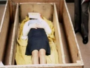 Φρίκη: Την είχαν αιχμάλωτη σε φέρετρο για 7 χρόνια και την έβγαζαν έξω μόνο για να τη βιάσουν (VIDEO)