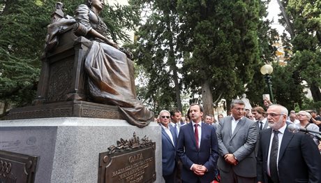 Θεσσαλονίκη: Το άγαλμα της Β. Όλγας αποκαλύφθηκε, παρουσία Σαββίδη! (ΦΩΤΟ)