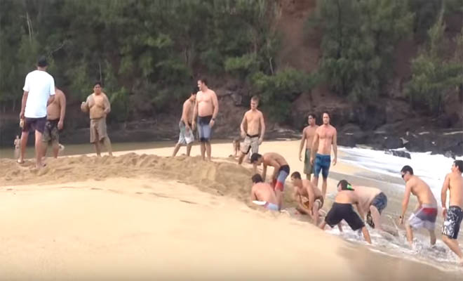 Έσκαψαν την άμμο για να ενώσουν μια λίμνη με τη θάλασσα. Ο λόγος; Δεν πάει το μυαλό σας! [Βίντεο]